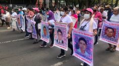 Normalistas y padres de los 43 de Ayotzinapa marchan en Paseo de la Reforma a 100 meses de su desaparición