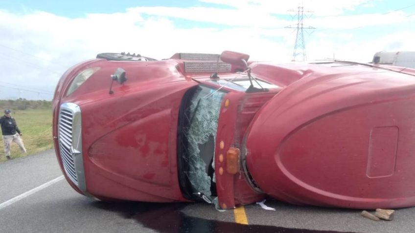 Los fuertes vientos del frente frío 27 ocasionan la volcadura de un trailer en Oaxaca, el chofer salió ileso