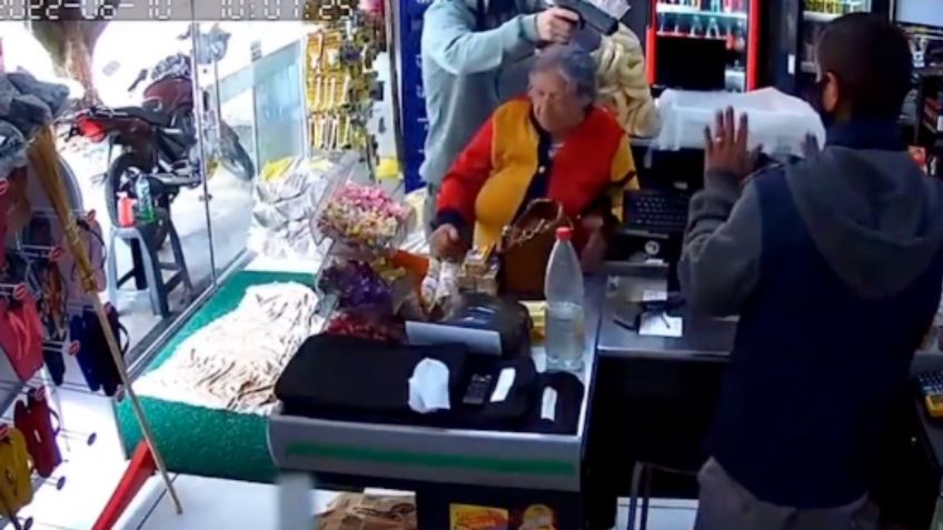 VIDEO: ratero toma a abuelita como rehén y tendero lo recibe a balazos