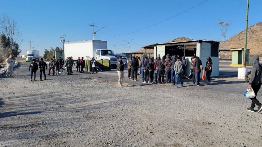 Rescatan a 57 menores migrantes que viajaban solos dentro de un remolque en Chihuahua