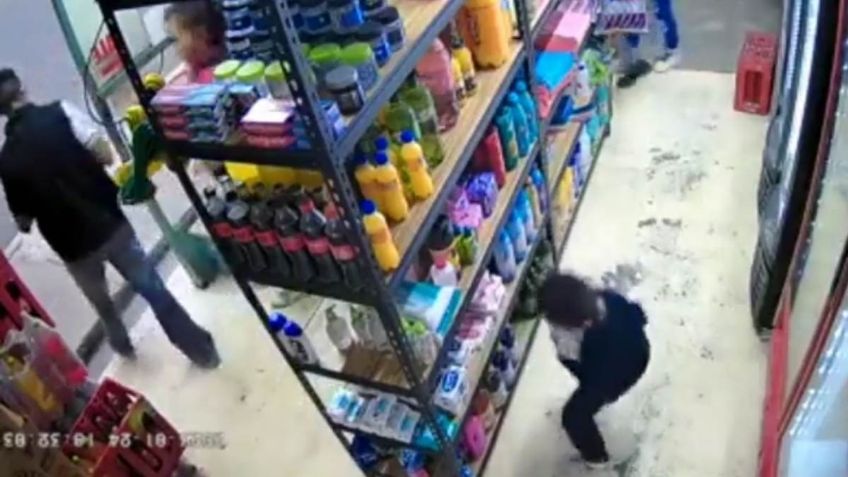 Captan a un niño robando una tienda junto a sus papás en Edomex