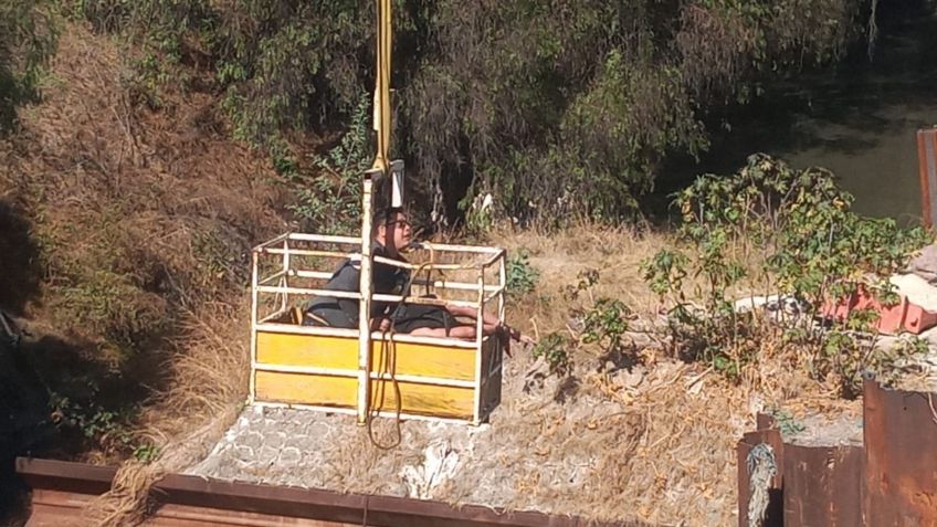 Un hombre salió con vida tras caer en un canal de aguas negras en Tecámac