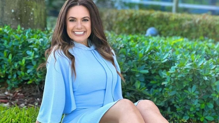 FOTO: Penélope Menchaca casi enseña de más con increíble minivestido azul cielo