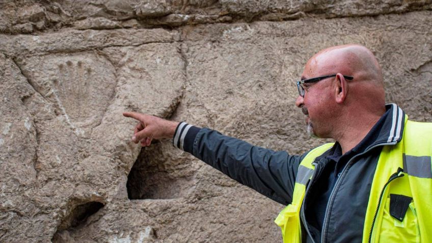 Inquietante hallazgo: arqueólogos descubren una larga mano plasmada en un piedra de hace mil años