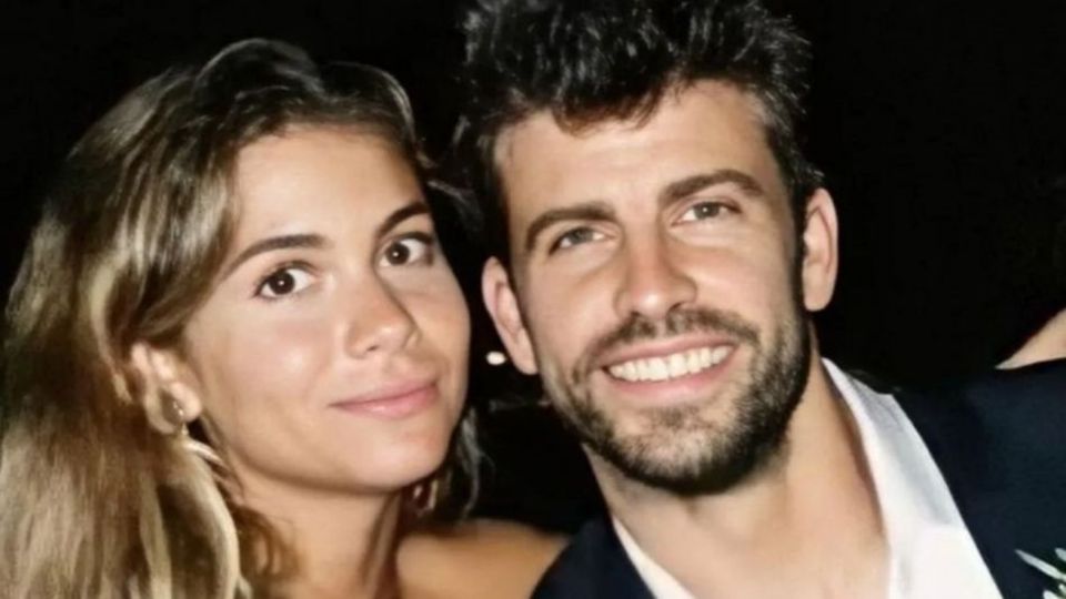 Gerard Piqué y Clara Chía Martí posando. Fuente: Instagram @piqueyclara