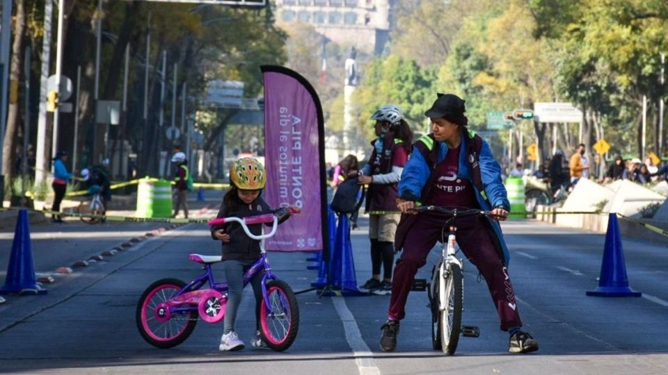 Niños aprendiendo sobre el uso de la bicicleta