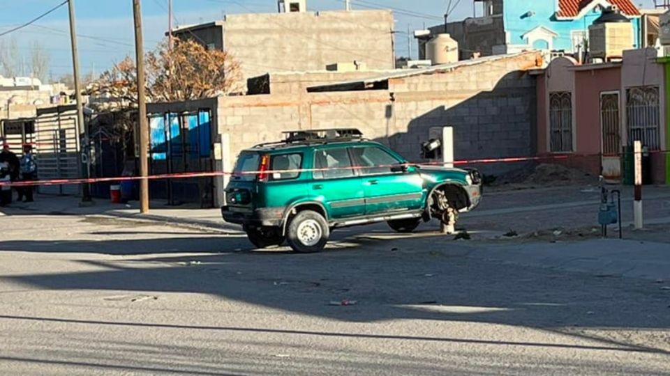 Una puerta abierta llamó la atención. de un vecino, que al entrar a la casa encontró los tres cadáveres.