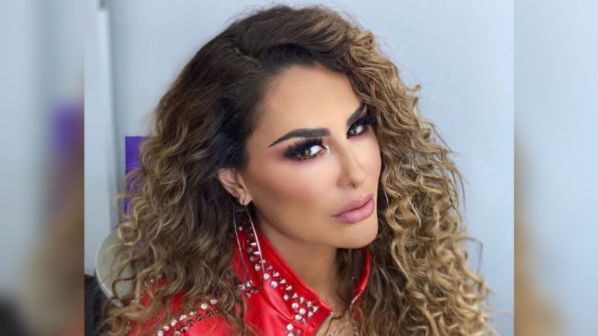 De espaldas, Ninel Conde presume su figura con ajustado mini vestido plateado