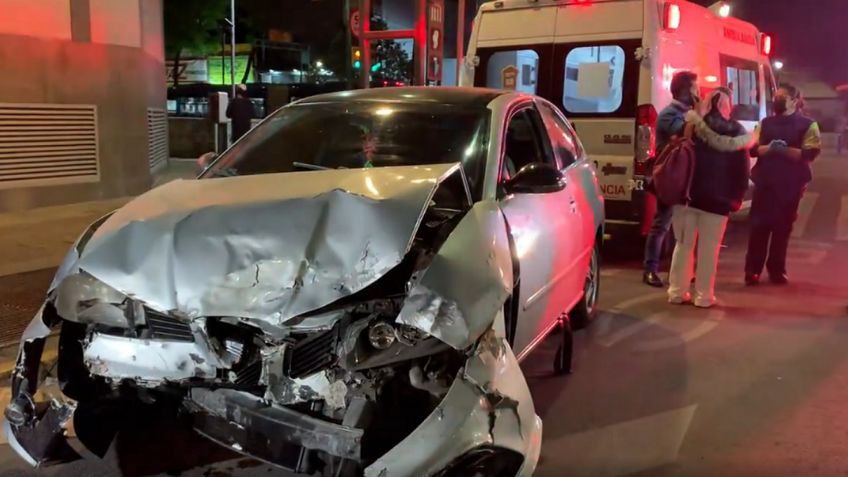 Imprudencia al volante: un auto chocó contra una ambulancia que trasladaba de urgencia a una bebé e hirió a un paramédico