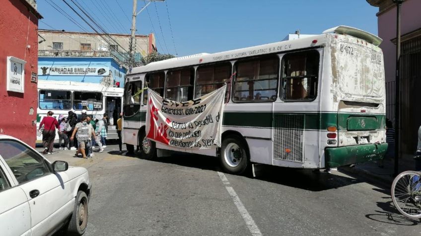 Caos en Oaxaca: normalistas bloquean varias calles con camiones secuestrados, piden 820 plazas laborales