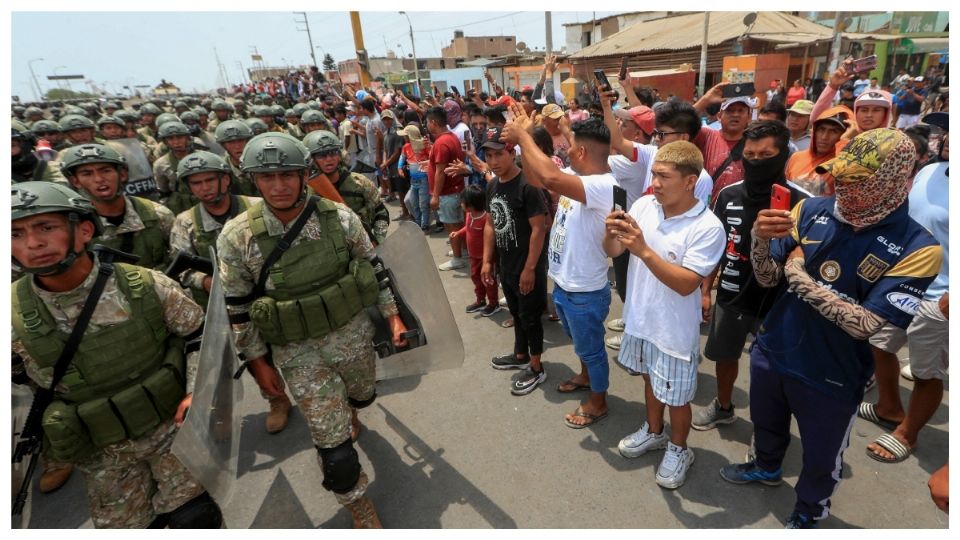 Peruanos aplaudieron a militares que desbloquearon la carretera Panamericana