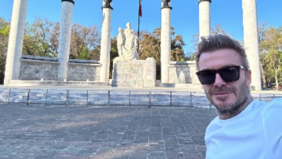 El exfutbolista visitó el Monumento a los Niños Héroes en Chapultepec