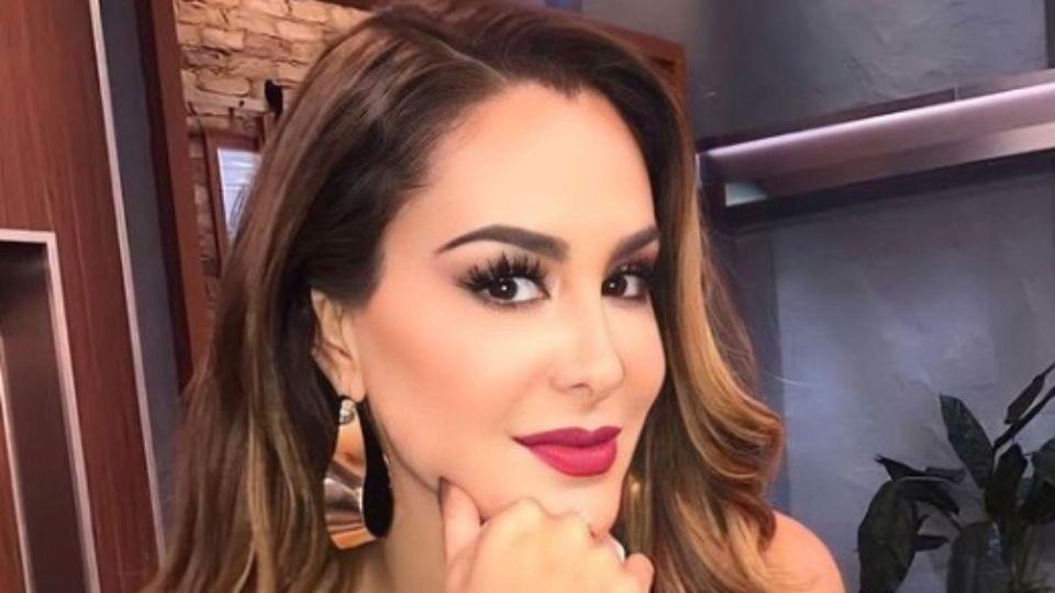 Ninel Conde presume su figura con ajustado jumpsuit estilo Barbie