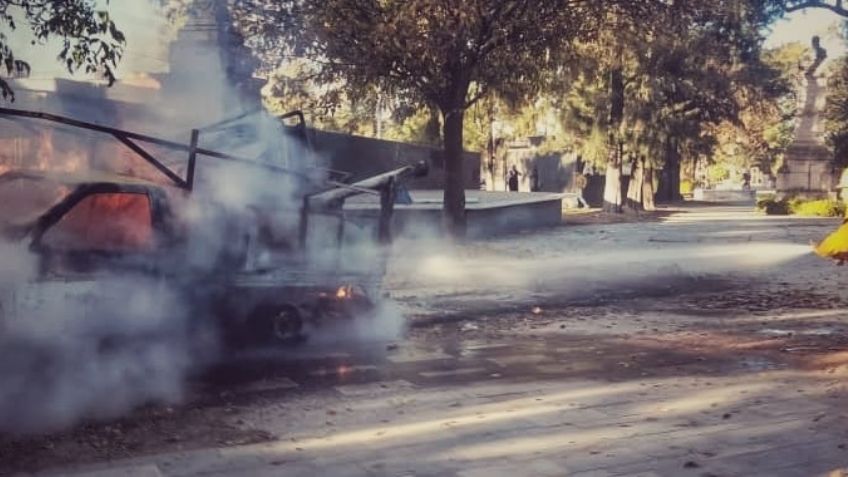 Corto en una máquina de soldar desata voraz incendio de un vehículo