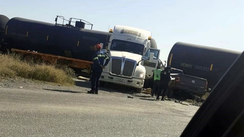 Tráiler intenta ganarle el paso a un tren y termina provocando un terrible accidente en Escobedo