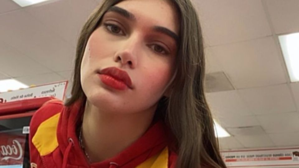 La gente asegura que Alex se parece a Dua Lipa.