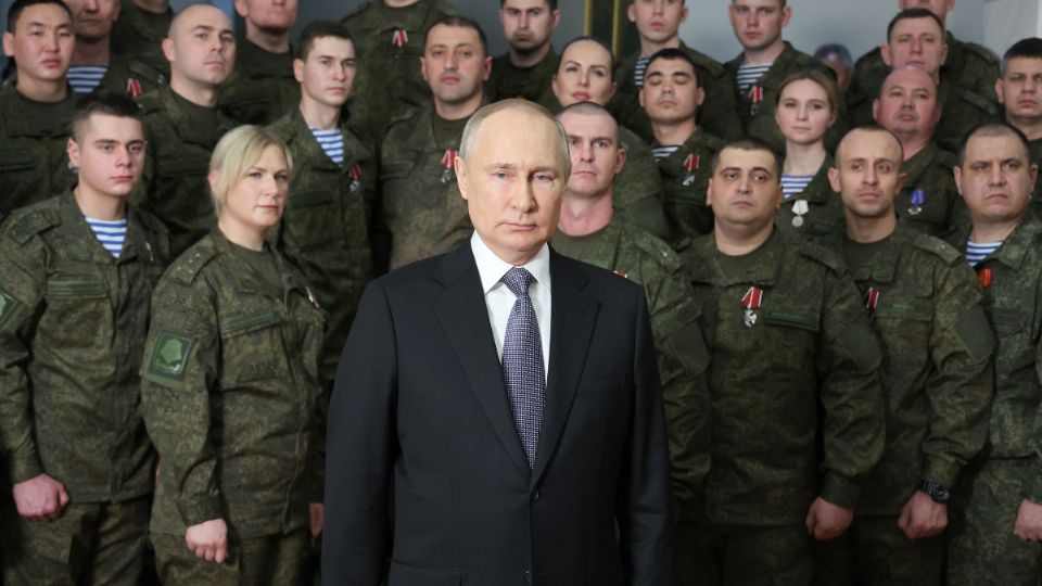 
El presidente ruso Vladimir Putin posa mientras pronuncia un discurso de Año Nuevo a la nación en la sede del Distrito Militar del Sur en Rostov-on-Don el 31 de diciembre de 2022.