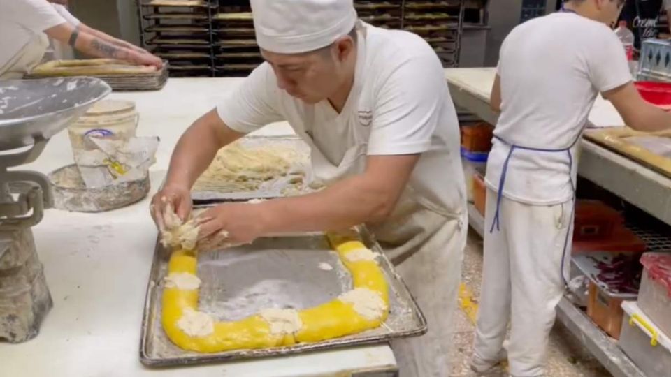 Los panaderos elaboran este pan tradicional desde hace varias décadas