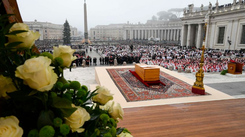 EN VIVO: Papa Francisco da su último adiós a Benedicto XVI ante miles de fieles