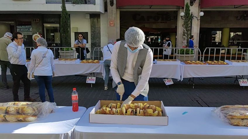 Chicos y grandes se deleitan con la gigantesca rosca de Reyes