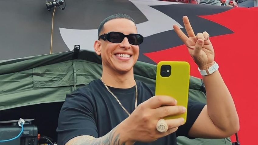 VIDEO | Mientras Bad Bunny avienta el celular de sus fans, Daddy Yankee hasta se toma selfies con sus seguidores