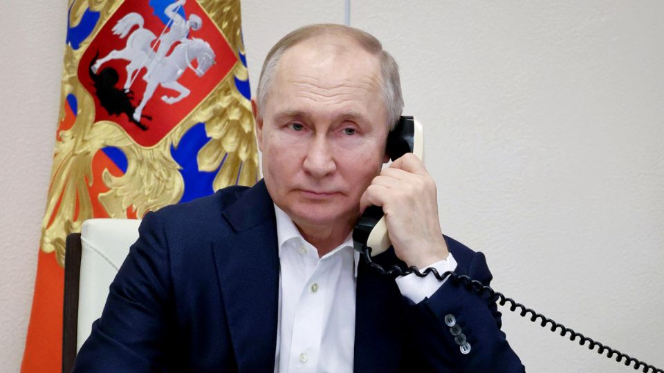 El presidente ruso, Vladimir Putin, habla por teléfono con Agatha Bylkova, una niña de ocho años de la región de Kurgan que participó en la campaña benéfica nacional New Year Tree of Wishes.