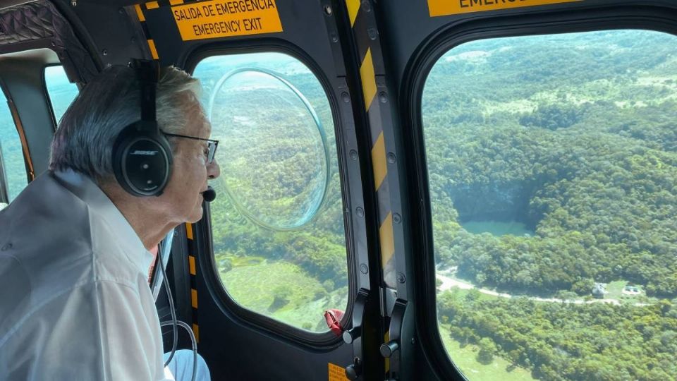 AMLO durante un recorrido de revisión en las obras del Tren Maya.