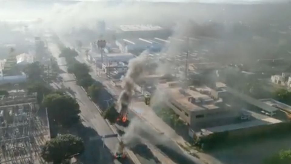 En las imágenes se puede ver una ciudad fantasma, desolada y bajo múltiples incendios.