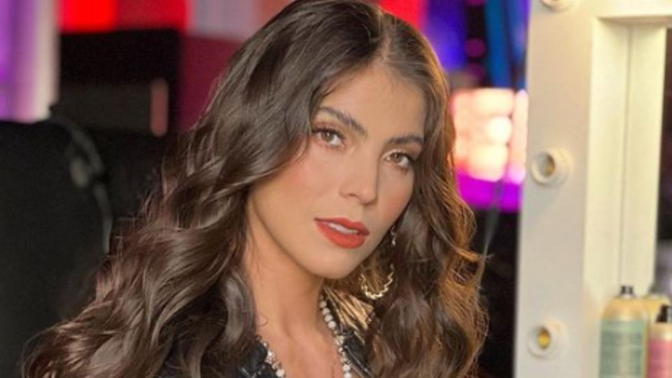 Esmeralda Ugalde presume su figura con diminuto bikini verde