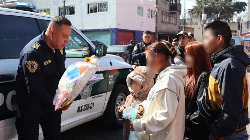 Policías de la CDMX reparten 12 mil juguetes en Día de Reyes