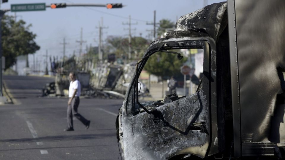 La quema de automóviles y unidades de carga se extendió ayer hasta muy tarde. FOTO: Cuartoscuro