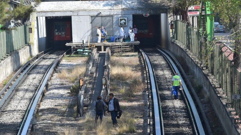 Tres personas han sido rescatadas con vida, y una más, el conductor, continúa prensado