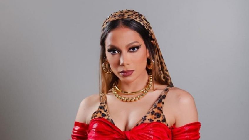 Anitta presume figura de infarto con body rojo y medias de red