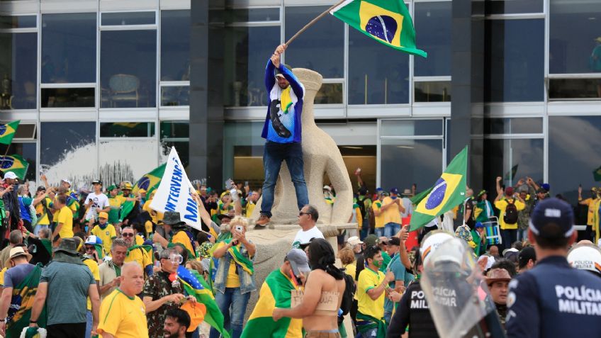 Autoridades de Brasil retoman el control del congreso y arrestan a 150 personas