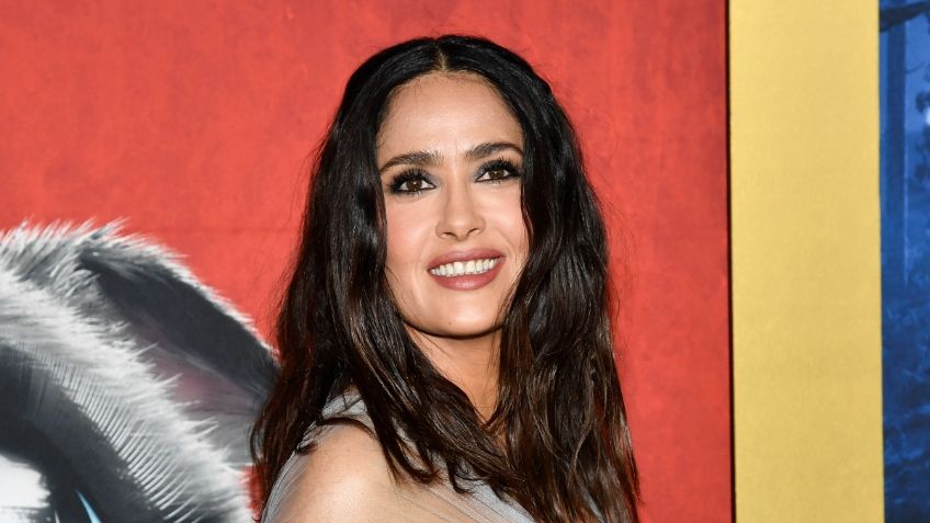 Salma Hayek roba miradas en los Globos de Oro con atrevido vestido transparente y algo que nadie esperaba en las manos