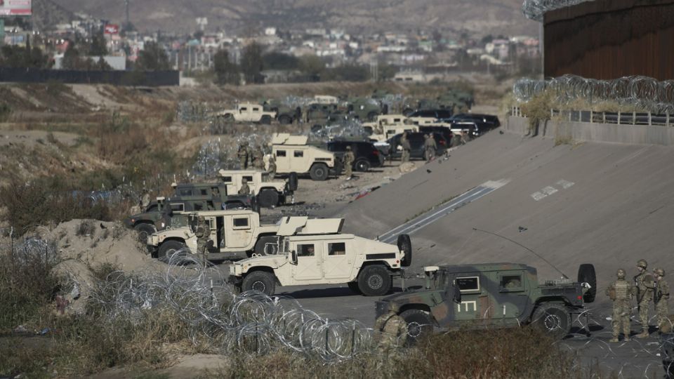 El ejército estadounidense protege la frontera de El Paso con México, visto desde Ciudad Juárez, México, el martes 20 de diciembre de 2022.