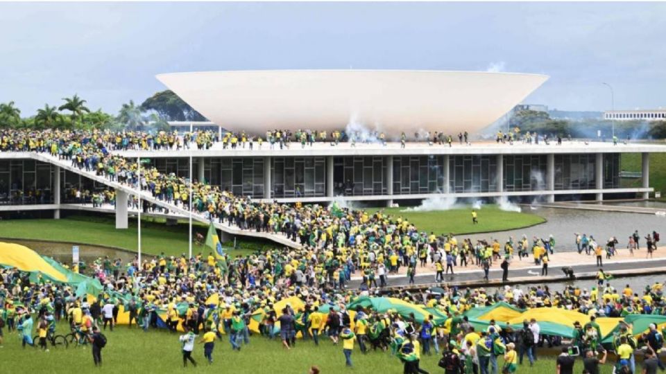 Los manifestantes, quienes en su mayoría visten playeras de la selección de Brasil, atacaron los vehículos de la policía que estaba resguardando los recintos antes mencionados