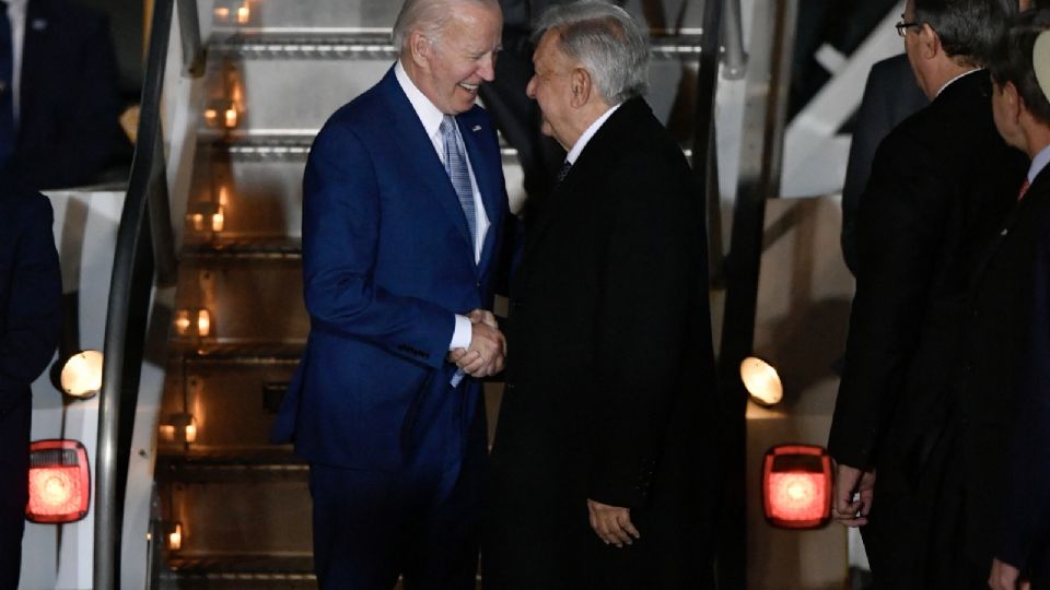 Joe Biden aterrizó por primera vez en el AIFA donde ya lo esperaba AMLO