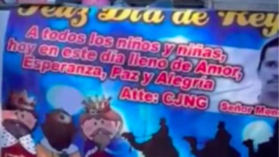 Presuntos integrantes del CJNG repartieron juguetes a niños de Michoacán.