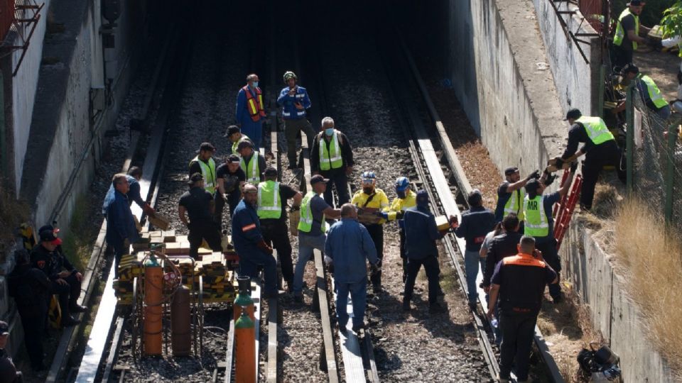 Elementos de Protección Civil y peritos realizaron trabajos en las vías del metro La Raza de la Línea 3