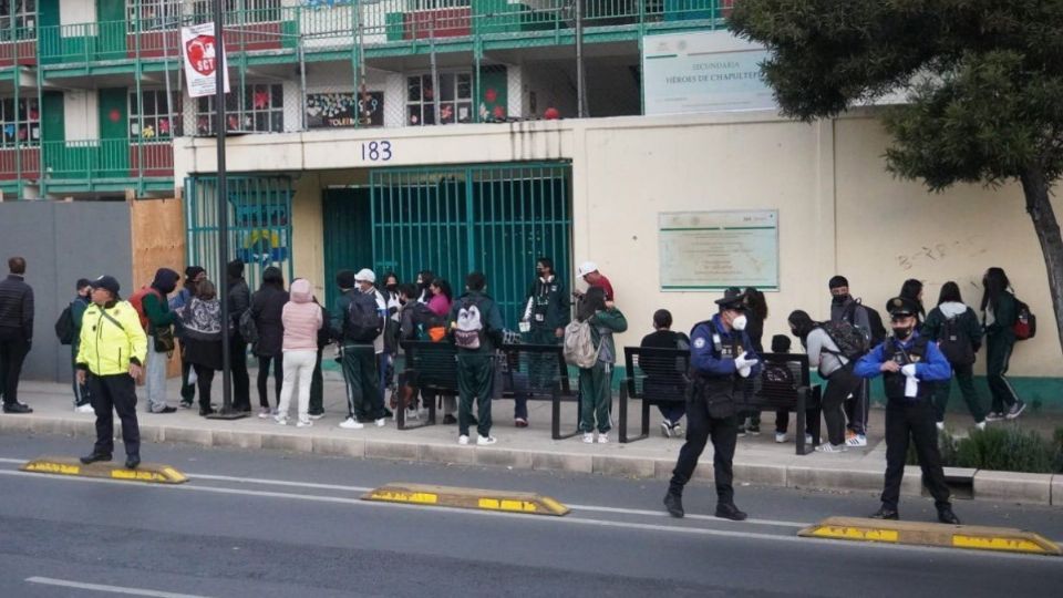 Elementos de la SSC en la entrada de una escuela.