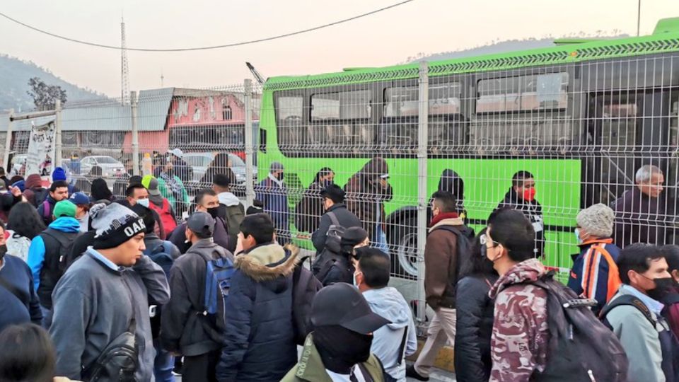 Miles de usuarios esperan abordar un autobús de la RTP.