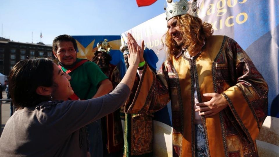 Los 'Reyes Magos' visitaron el Zócalo capitalino