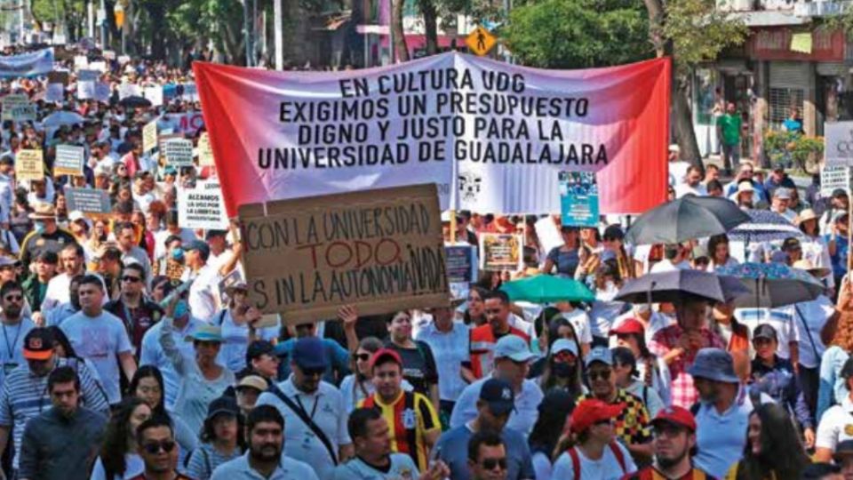 El 23 de noviembre la comunidad universitaria se manifestó contra los recortes al presupuesto.