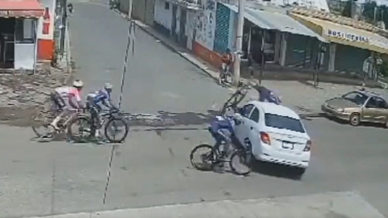 Video 8 Ciclistas Chocan Contra Un Coche Por La Imprudencia De Un