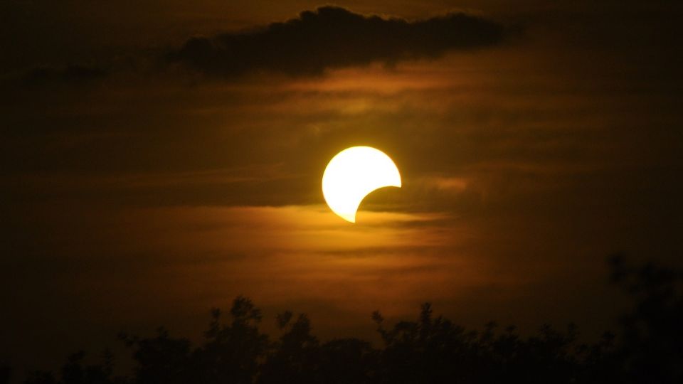 Imagen ilustrativa de un eclipse solar en el Pacífico mexicano.