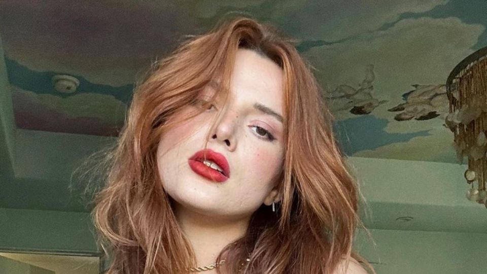 Bella Thorne le da un giro al escote “underboob” con bikini morado