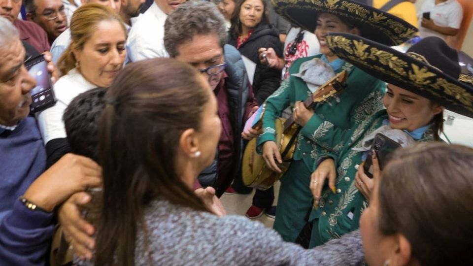 Claudia Sheinbaum llega a Coahuila en su gira por el país, fue recibbida por sus simpatizantes en el aeropuerto de Torreón.