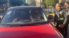 Un automovilista intenta pasar a la "brava" sobre un bloqueo en Av. Bucareli, se queda sin placas y sancionado