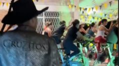 VIDEO: mujeres toman clase de spinning con música de banda en vivo